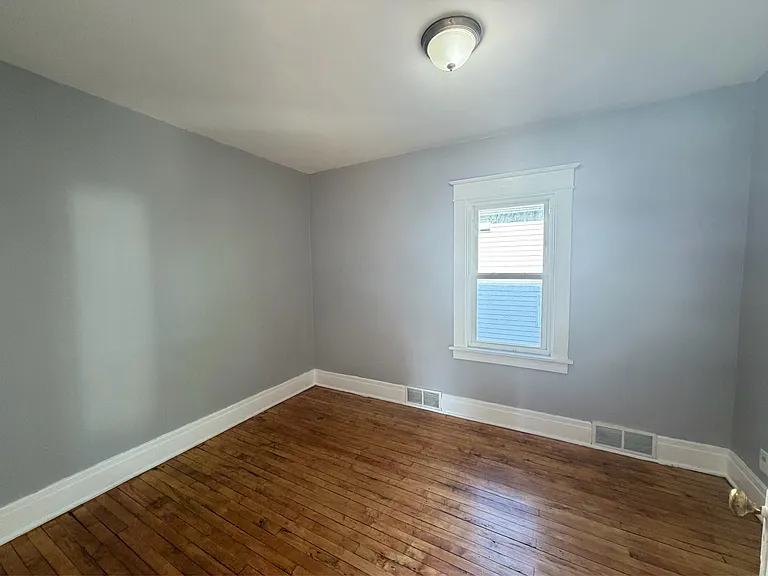 37 Holmes St — Photo 8