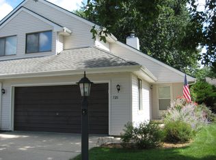 726 Higgins Rd, Champaign, IL 61822