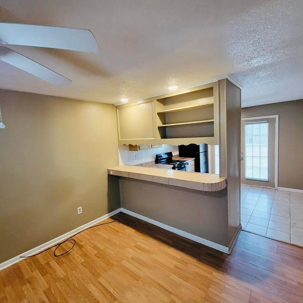 2 bed, 800 sqft, $1,200 — Photo 2