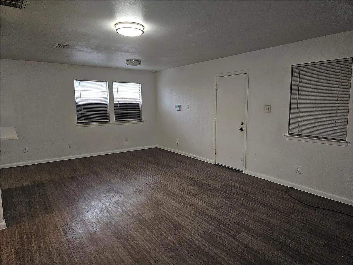 Building Photo - 7300 Bennett Ave #B