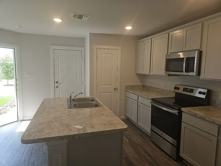 501 Hines Ave — Photo 3
