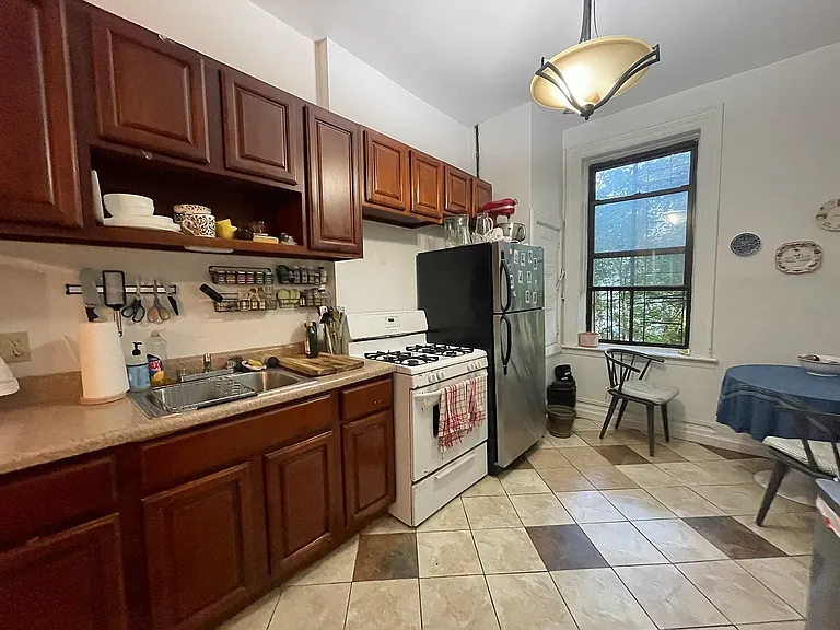 672 Park Pl #2R — Photo 5