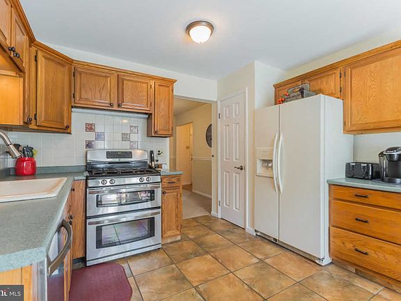 4th image of 700 Boxwood Ct