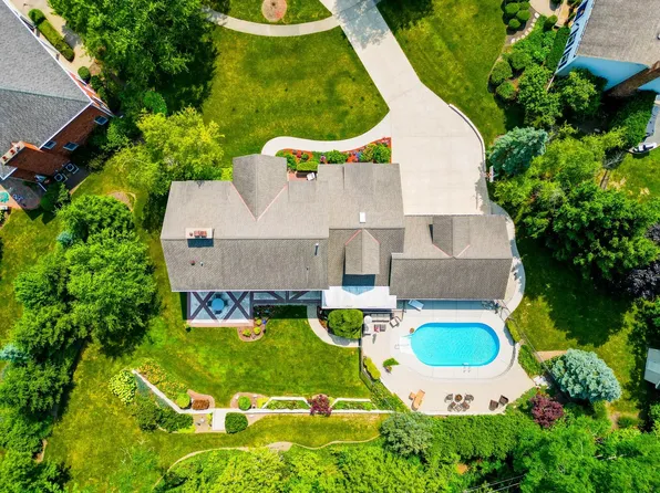 719 Stonegate Ct, Libertyville, IL 60048