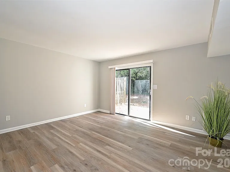 951 Hollywood St — Photo 32
