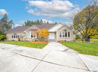 2578 Lake Charnwood Dr, Troy, MI