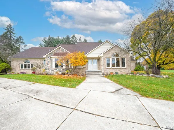 2578 Lake Charnwood Dr, Troy, MI 48098