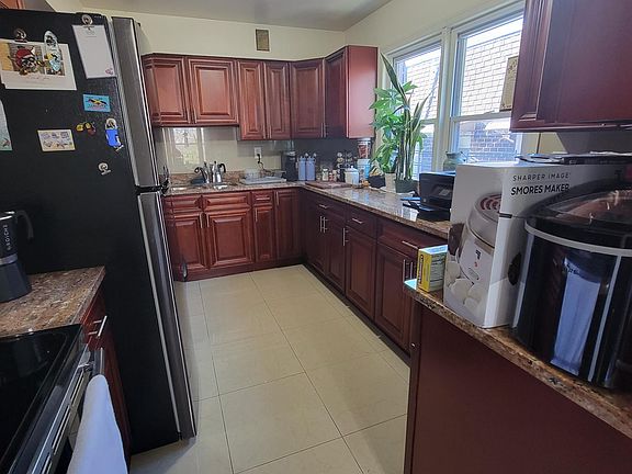 3rd image of 2325 Bell Blvd