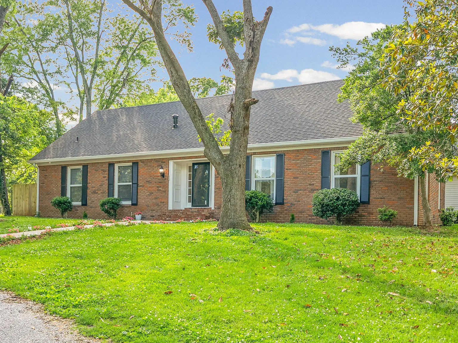 6 bed, 3.0 bath, 2860 sqft, $2,500 — Photo 2