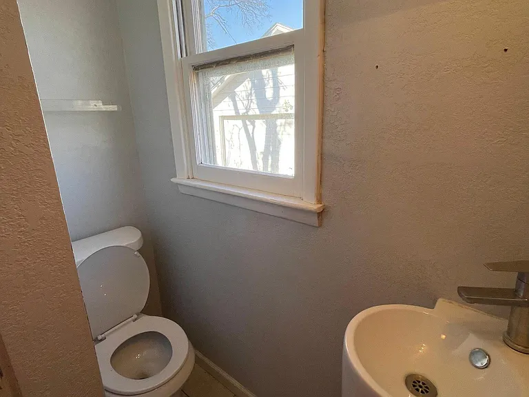 1420 E 2nd Ave — Photo 20