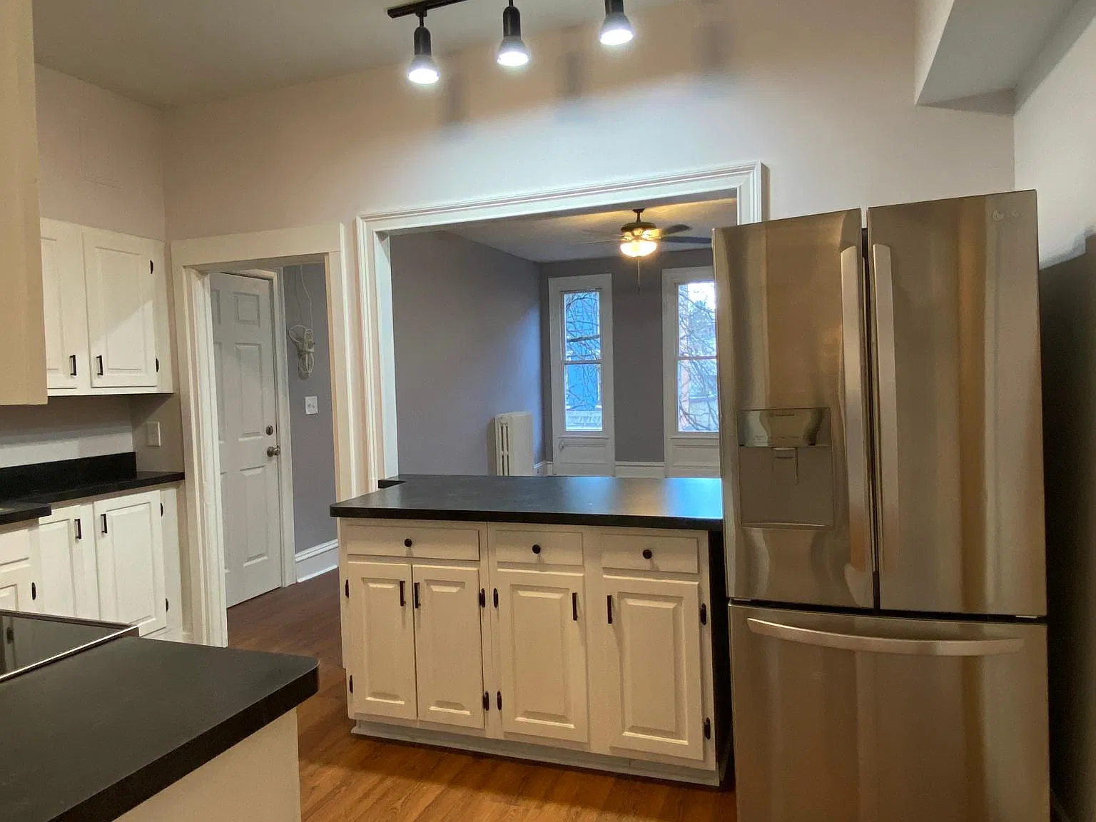 3 bed, 1200 sqft, $2,300 — Photo 2