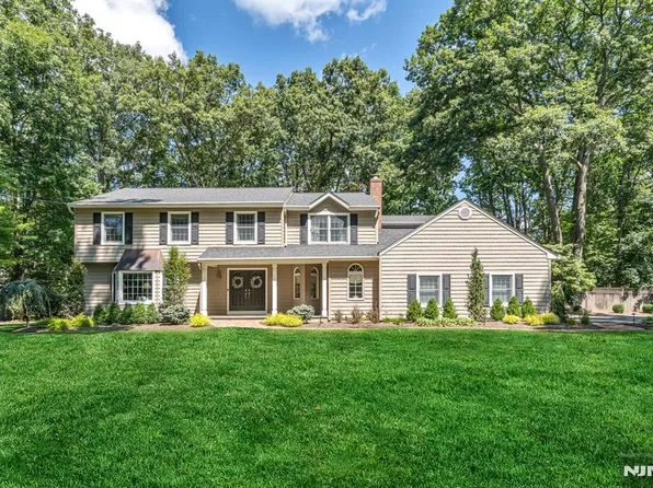 65 Walnut St W, Mahwah, NJ 07430