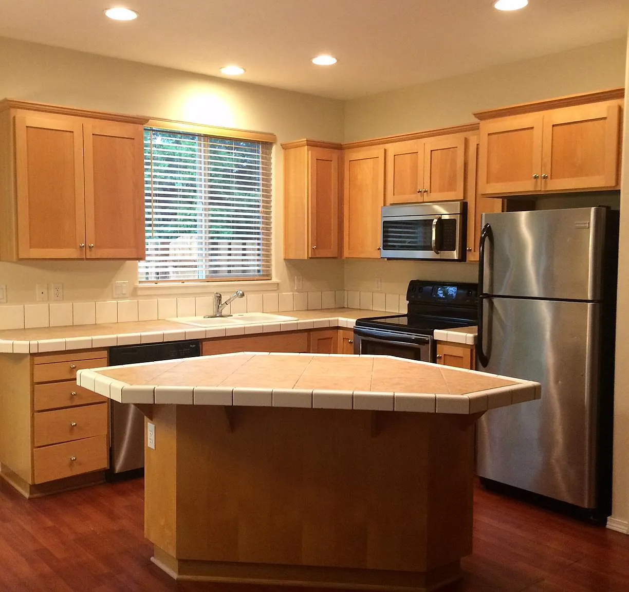 3 bed, 2.5 bath, 1511 sqft, $1,750 — Photo 3