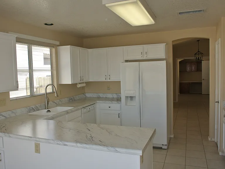 10622 W Mohawk Ln — Photo 4