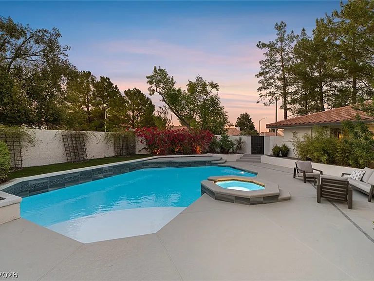 2233 Versailles Ct — Photo 12