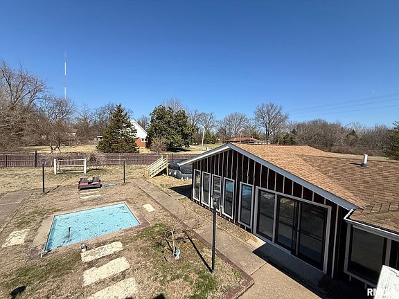 3rd image of 2 Pinewood Dr