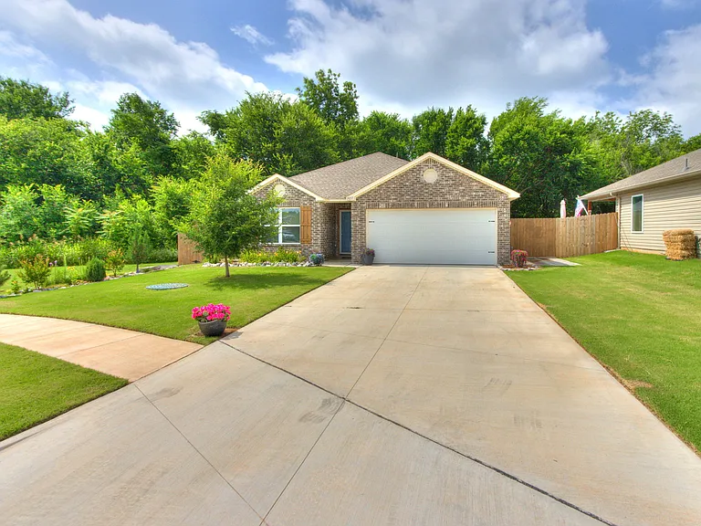 1927 Dillards Dr — Photo 1
