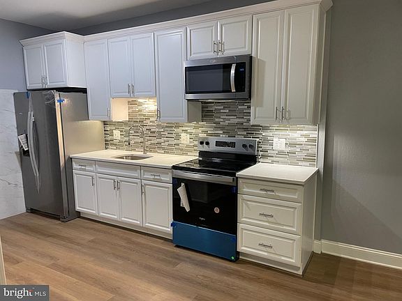 3rd image of 939 W Fisher Ave