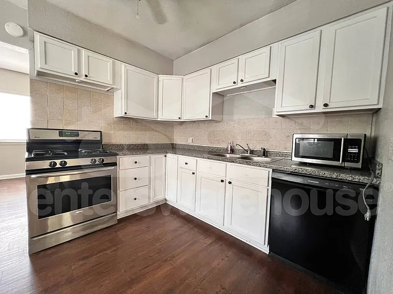 2717 College Ave — Photo 3
