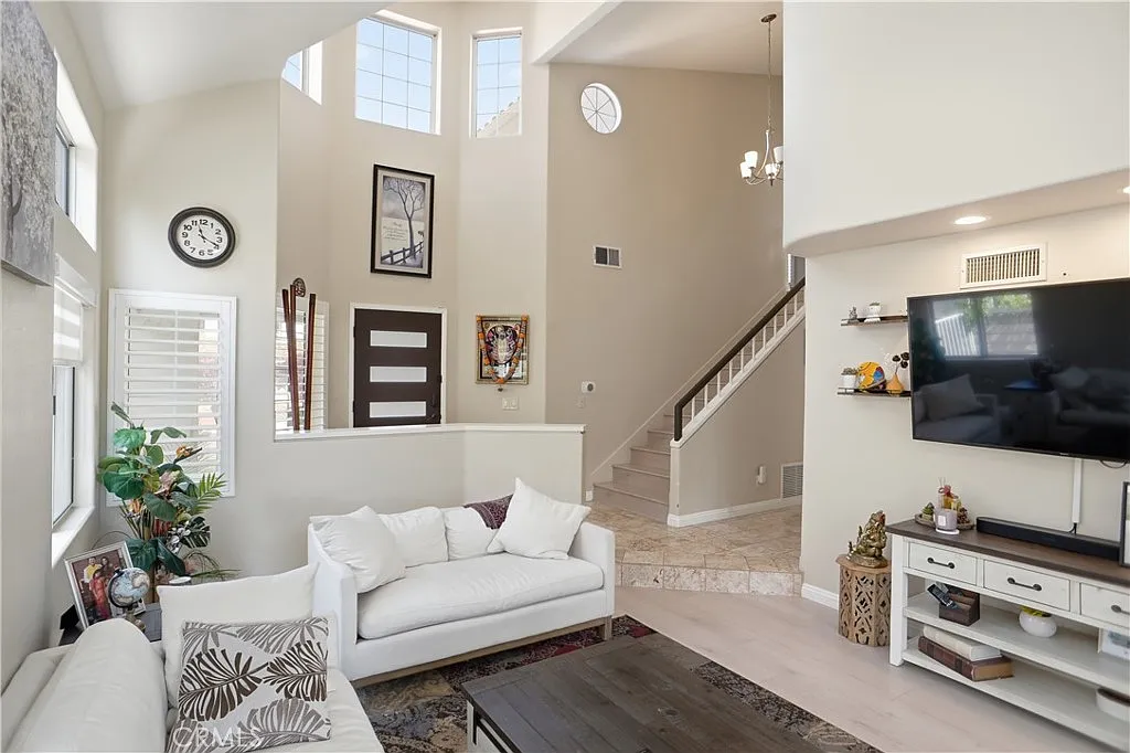 4 bed, 2370 sqft, $6,000 — Photo 3