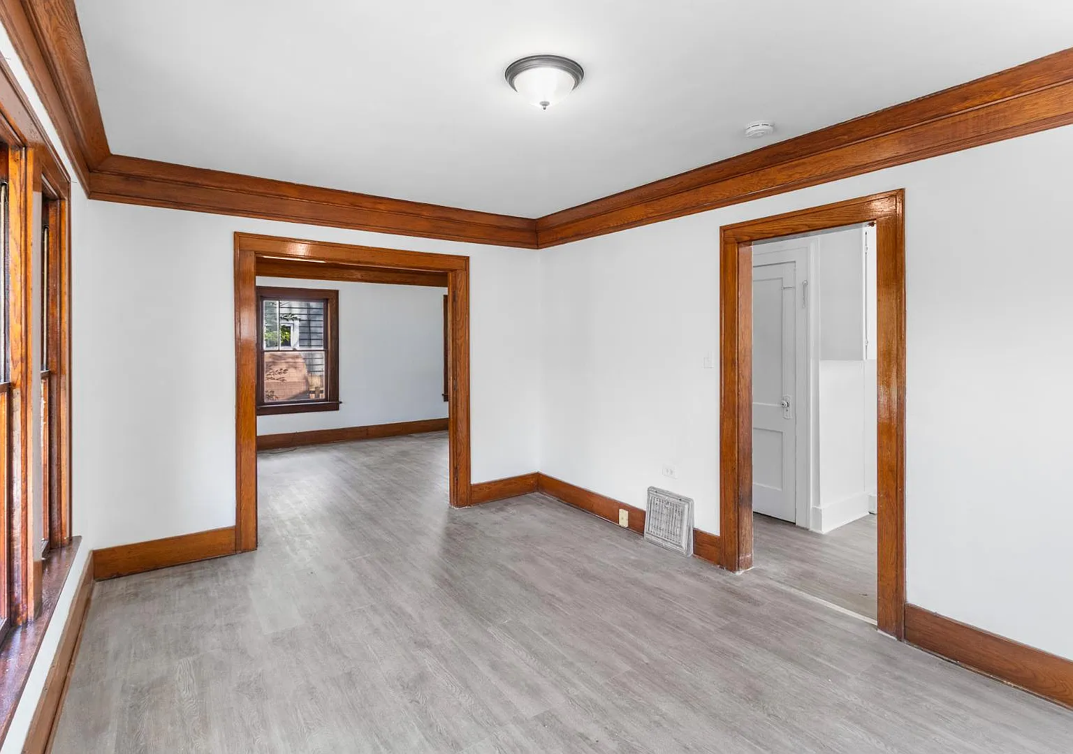 989 N Howard St — Photo 2