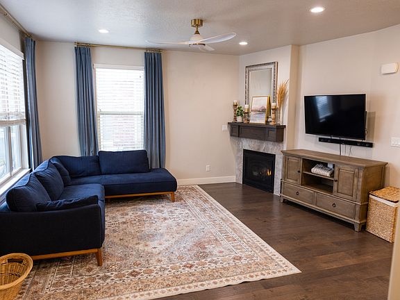 4th image of 906 S Crescent Way