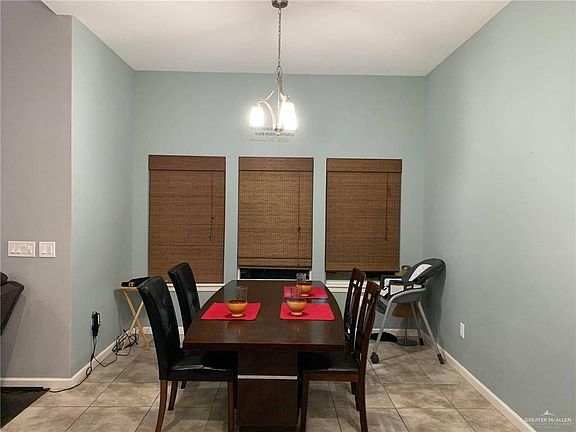 5th image of 2811 Leslie St