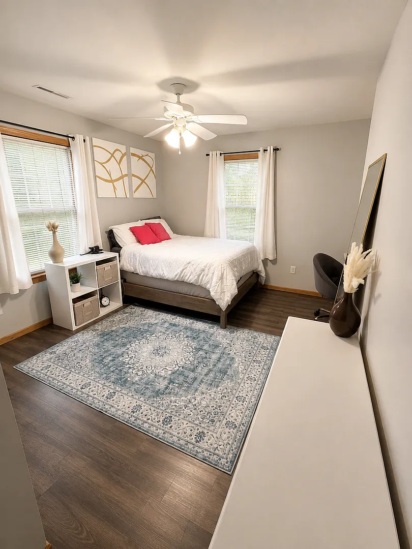 Spacious 5 Bed, 5.5 Bath Home Near UI Campus — Photo 4