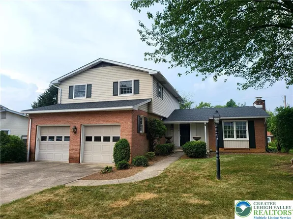 1030 N 10th St, Whitehall, PA 18052