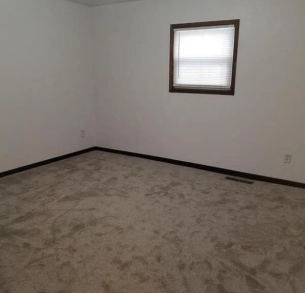 727 W Harris St — Photo 6