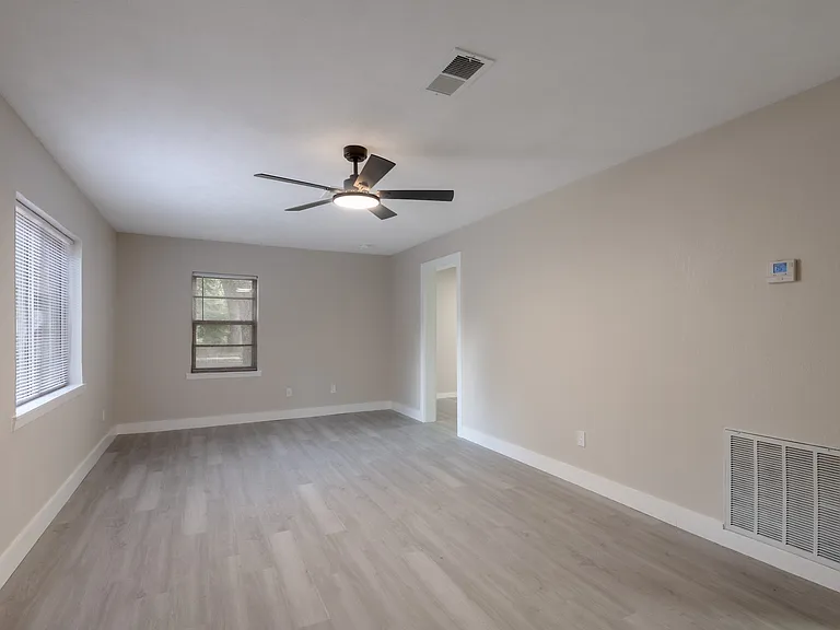 1107 W Dogwood St — Photo 7