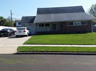 28 Hilltop Rd, Levittown, PA 19056