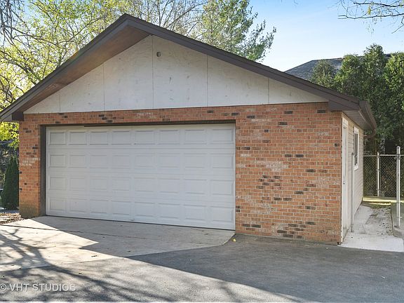 2nd image of 405 Butterfield Ln
