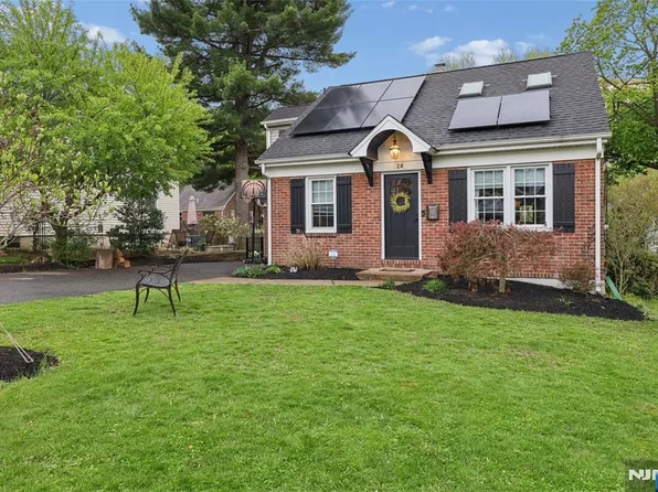 24 Crest Dr N, Cresskill, NJ 07626