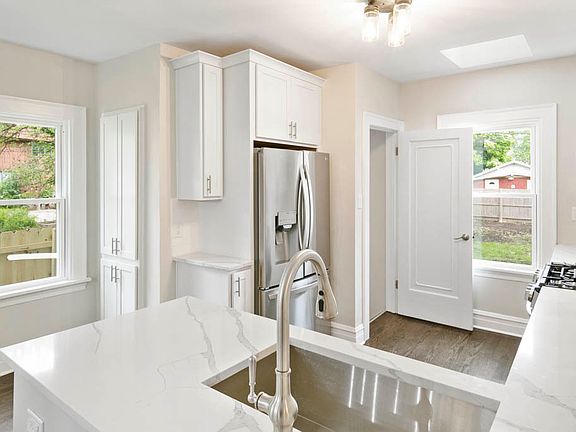 5th image of 908 Fairoaks Ave