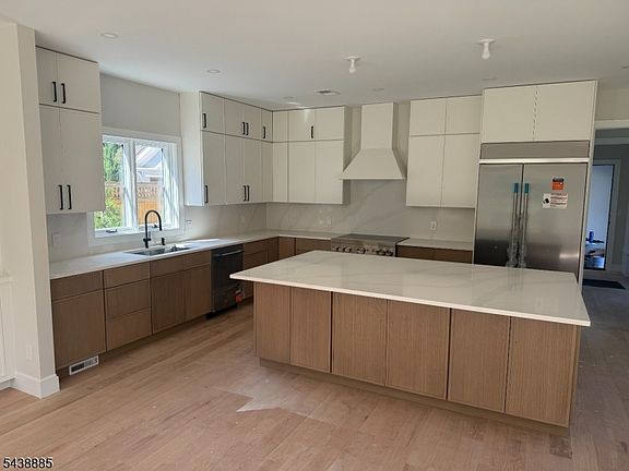 3rd image of 2 Pleasant Ave