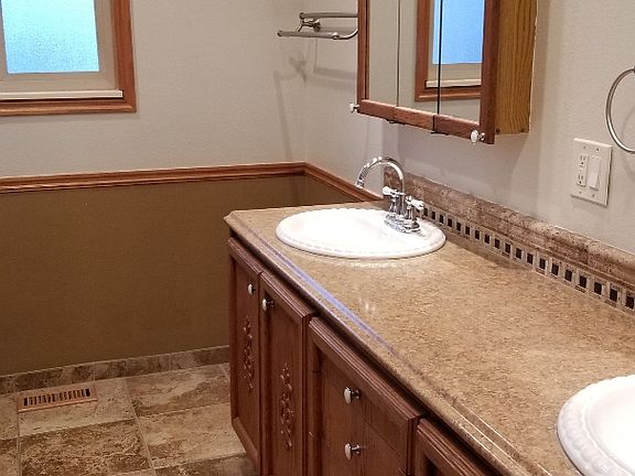 Main bathroom 