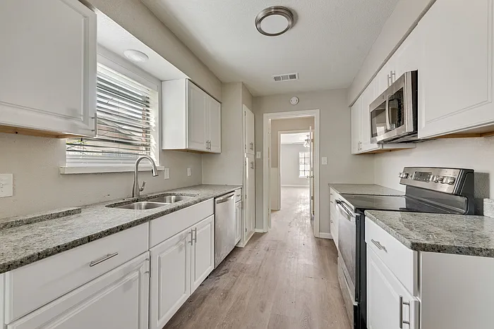 408 Town North Dr — Photo 3