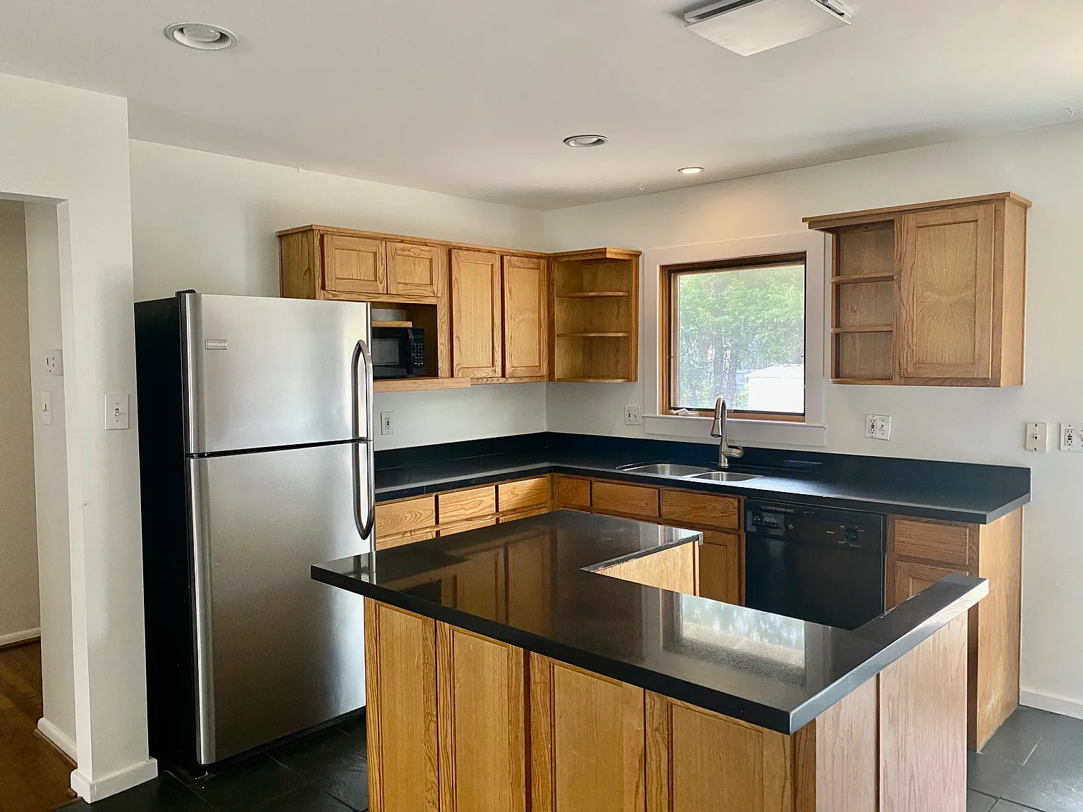 3 bed, 1300 sqft, $2,450 — Photo 4