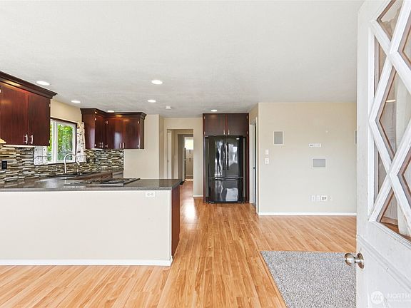 5th image of 206 E Wall Street