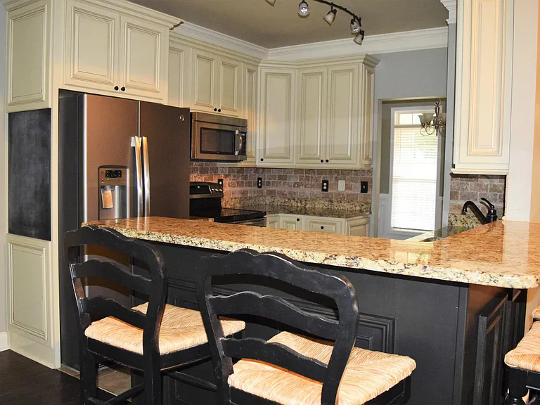 Kitchen with breakfast bar