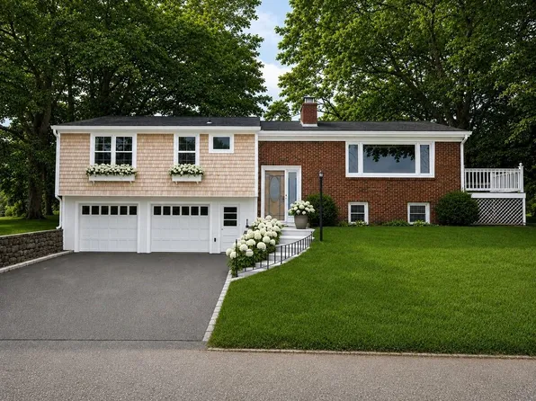 10 Johnnycake Ln, Portsmouth, RI 02871