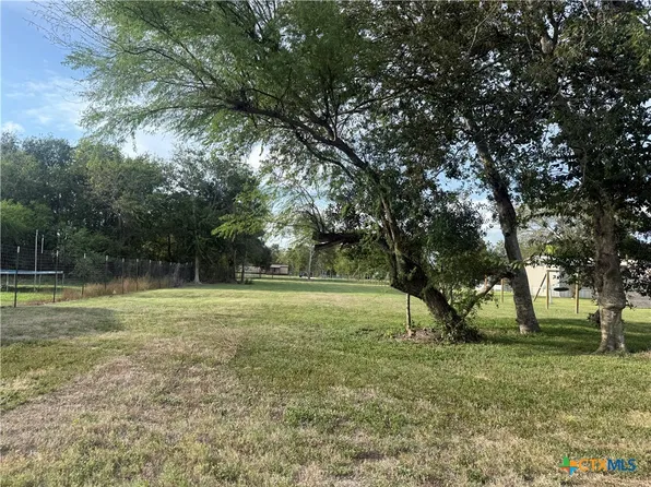 W Cypress St, Edna, TX 77957