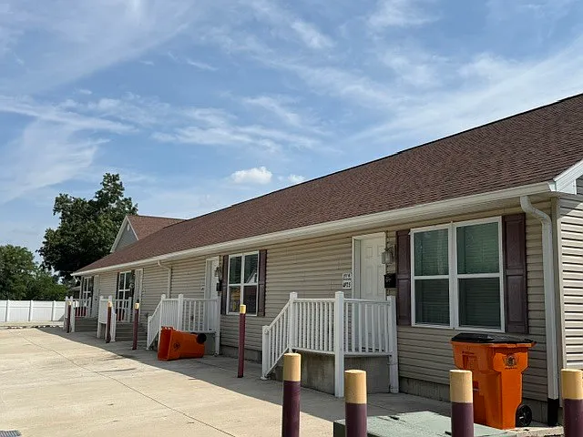 911 N Riverside Dr — Photo 1