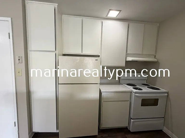 Sharis Apartments — Photo 11