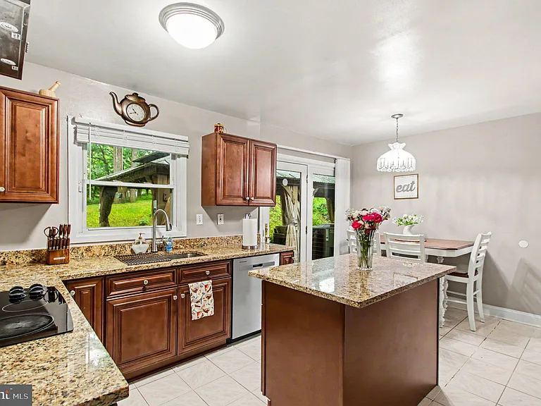 1405 Peachwood Ln — Photo 13