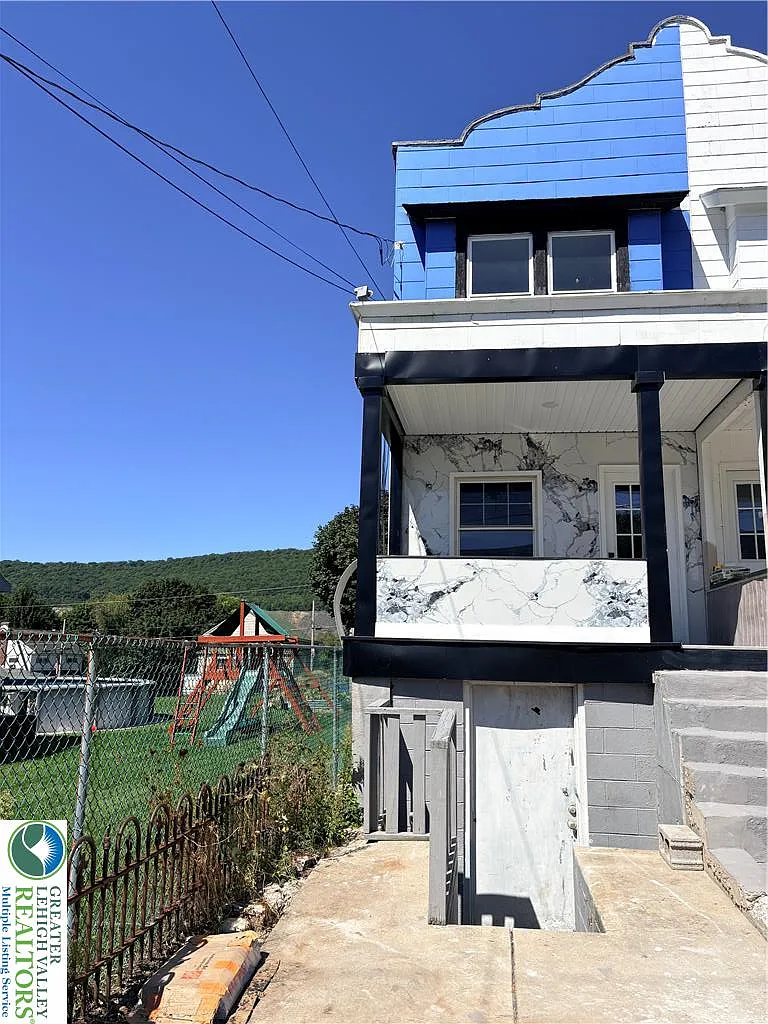 4 bed, 2.5 bath, 1860 sqft, $1,300 — Photo 2