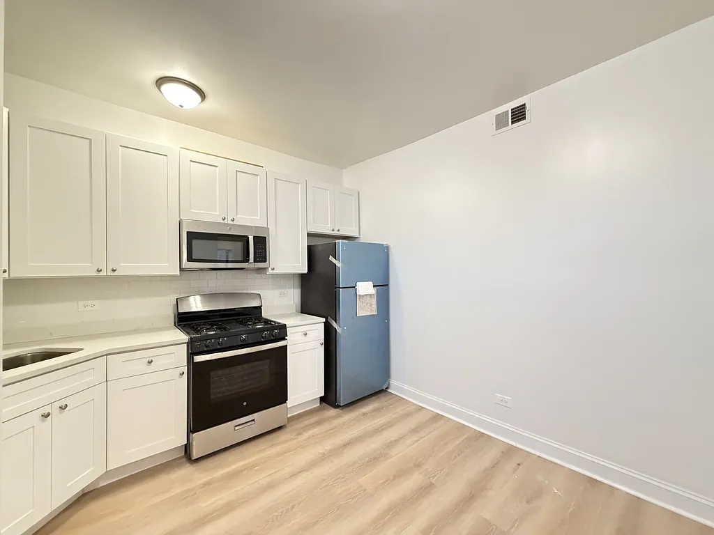 Appealing 2 Bed, 1 Bath at Milwaukee + Sawyer (Logan Square) — Photo 4