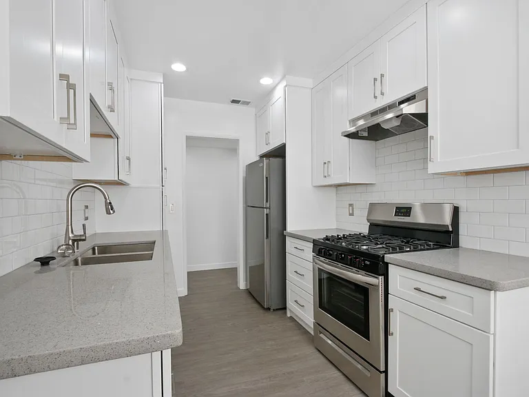 828 18th St in Santa Monica - steps to Montana Ave! — Photo 1