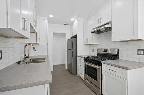 828 18th St in Santa Monica - steps to Montana Ave! Photo 1